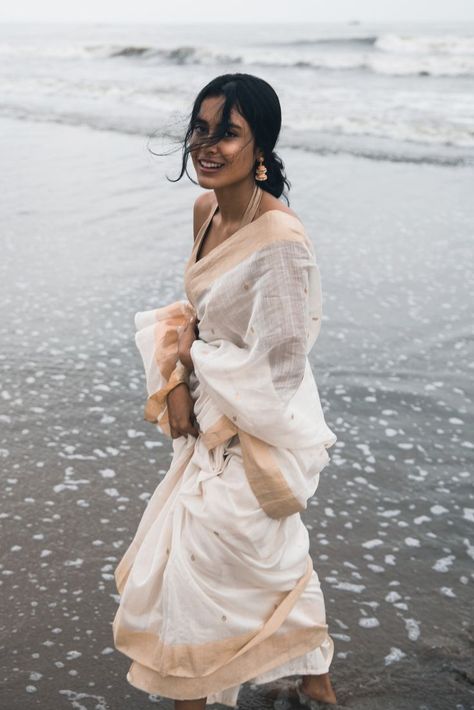 Saree Beach Photoshoot, Beach Saree, Summer Beach Pictures, Spring Photoshoot, Saree Poses, Concept Clothing, Vogue India, Ethnic Looks, Indian Aesthetic