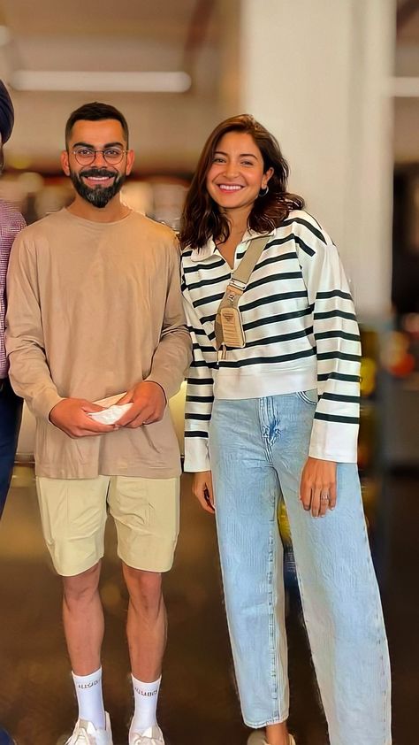 Anushka Sharma Outfits, Virat Kohli Anushka Sharma, Jeans Sobek, Kohli Anushka, Practical Outfits, Simple Aesthetics, Simple Casual Outfits, Western Clothes, Celebrity Casual Outfits