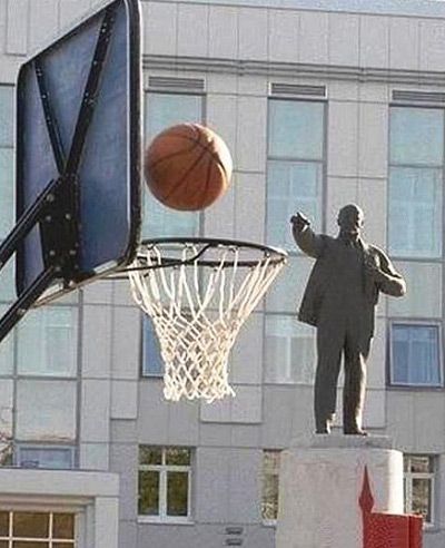 100+ Funny Photos Taken At Unusual Angle [Humor] - Hongkiat Fun With Statues, Funny Statues, Funny Optical Illusions, Funny Sports Pictures, Forced Perspective, 2 Chainz, Demotivational Posters, Basketball Funny, Perfectly Timed Photos