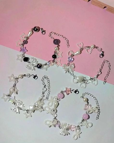 *⁠.⁠✧Stainless steel Bow bracelets drop✧⁠*⁠。 🤍Snowy starlight(one w heart charm n one with star) 🖤Midnight shadow bow 💗Blush blossom blow ☞ Kindly refrain from replicating my designs ☜⁠  DM to order🫶🏻💗 Happy shopping <33 #beadedbracelet #daintychainz #kiki #kikibeadedjewelryshop #beadedjewelry #smallbusiness Charm Bracelet Tutorial, Bow Bracelet, Diy Jewelry Unique, Drop Beads, Beaded Bags, Phone Charm, Beaded Jewelry Diy, Simply Beautiful, Diy Beads