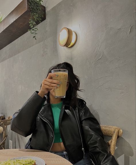 Poses For Pictures Instagram Coffee Shop, No Face Coffee Photo, No Face Outfit Pic Aesthetic, No Face Photo Ideas Instagram Aesthetic, No Face Photo Aesthetic, No Face Aesthetic Pictures, Coffe Outfits, Cafe Pic Ideas, Coffee Poses Photo Ideas