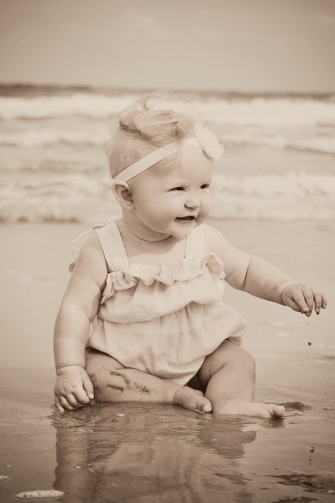 baby beach picture Baby Beach Pictures, 6 Month Pictures, Month Pictures, Family Beach Trip, Beach Picture, Baby Beach, Beach Pics, Kids Beach, Future Children