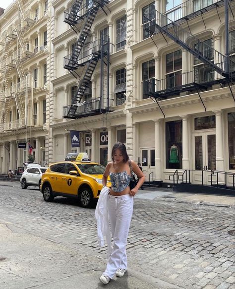 @allysha.yung on instagram New York Summer Outfits Street Style, Nyc Instagram Pictures, New York Photo Ideas, Nyc Photo Ideas, Nyc Brownstone, Nyc Pics, Summer In Nyc, Outfits New York, Ny Outfits