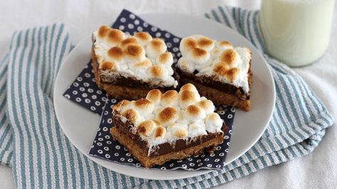 S'mores Fudge Bars Smores Fudge, Marshmallow Desserts, Graham Cookies, Brownie Bars, Sugar Cookie Mix, Fudge Bars, S'mores Bar, Cookie Bar Recipes, Toasted Marshmallow