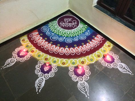 Diwali Rangoli For Corners, Corner Rangoli Designs Diwali, Rangoli Pictures, Half Circle Rangoli Designs, Corner Rangoli Designs, Sanskar Rangoli, Circle Rangoli, Rangoli Designs For Competition, Easy Rangoli Designs Videos