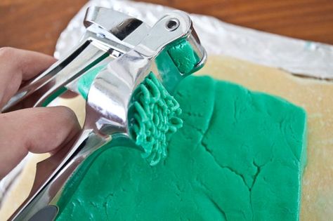 How to Make Grass Frosting (with Pictures) | eHow How To Make Grass With Icing, Easter Themed Cakes, Green Frosting, Sports Themed Cakes, Frosting Techniques, How To Make Icing, Mad Hatters, Cakes And Cupcakes, Piping Tips