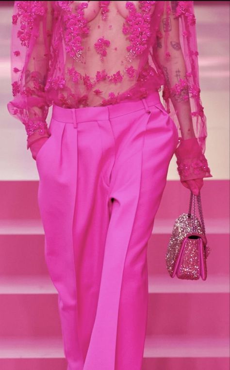 Valentino Pink Fall 2022 - 2023 Fucshia Pink, Pink Valentino, Valentino Pink, Mode Rose, Pink Fall, Pink Pants, Fall 2022, Pink Outfits, Glam Fashion