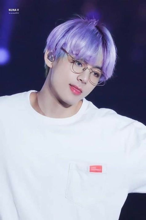 Taehyung In Purple, Foto V Bts, Taehyung Gucci, Bts Hair Colors, Taehyung Selca, Different Hair Colors, Hair Color Purple, Taehyung Photoshoot, The Editor