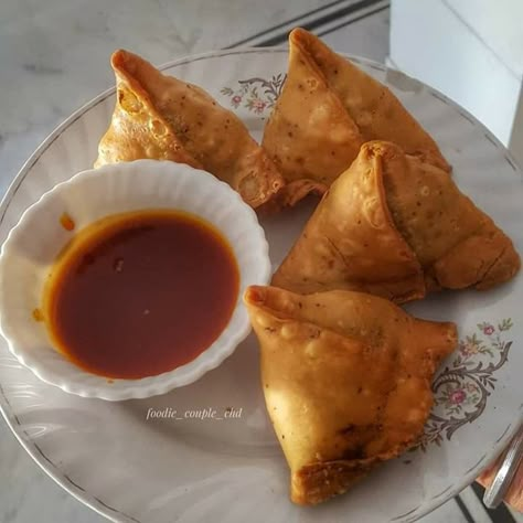 Samosa- best triangle of love Samosa Aesthetic, Samosa Snap, India Aesthetic, Desi Things, South Asian Aesthetic, Desi Vibes, Desi Love, Desi Aesthetics, Desi Food