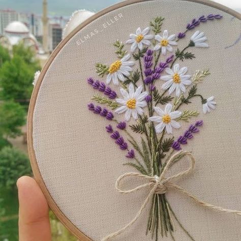 Embroidery, daisies and lavender Sulaman Pita, Embroidery Hoop Art Diy, Embroidery Stitches Beginner, Embroidery Hoop Wall Art, Pola Bordir, Yellow Blossom, Lavender Flower, Pola Kristik, Embroidery Stitches Tutorial