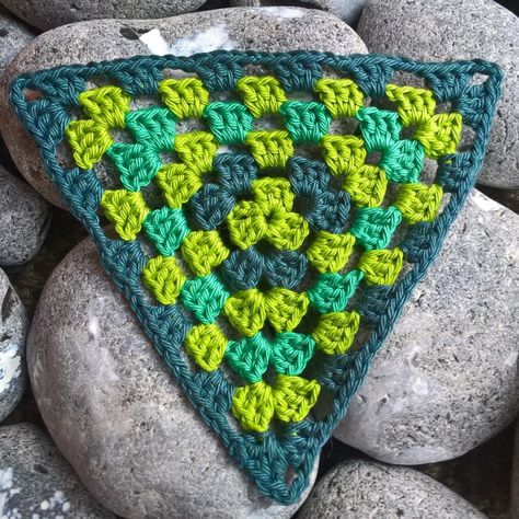 Granny Triangle Crochet Pattern, Triangle Crochet Pattern, Crochet Triangles, Crochet Triangle Pattern, Granny Triangle, Coastal Crochet, Crochet Shapes, Triangle Bunting, Crochet Baby Cap