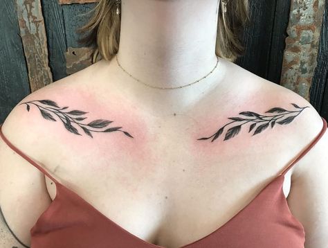 Collarbone Tattoo Leaves, Collarbone Leaves Tattoo, Collarbone Leaf Tattoo, Leaves Collar Bone Tattoo, Tropical Tattoos, Tattoos Chest, Collar Tattoo, Tattoos Shoulder, Nova Tattoo