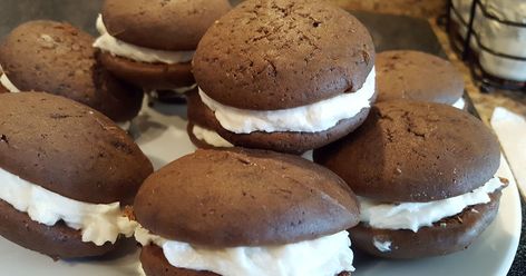 New England Whoopie Pie Recipe, Maine Whoopie Pie Recipe, Maine Whoopie Pies, Whoopie Pies Recipe, Whoopie Pie Filling, Whoopie Pie Recipe, Chocolate Whoopie Pies, Whoopie Pie, Cream Filling