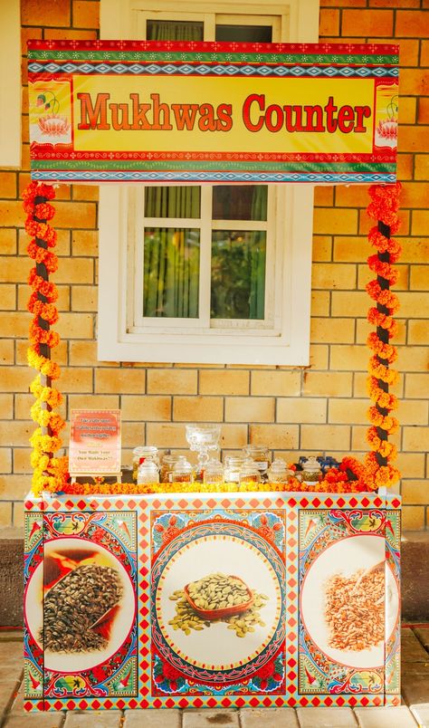 Mukhwas Decoration, Wedding Food Stations Indian, Food Counter Decor Wedding, Lohri Decor, Indian Wedding Food, Mehandi Function, Haldi Photoshoot, Carnival Decor, Stall Decorations