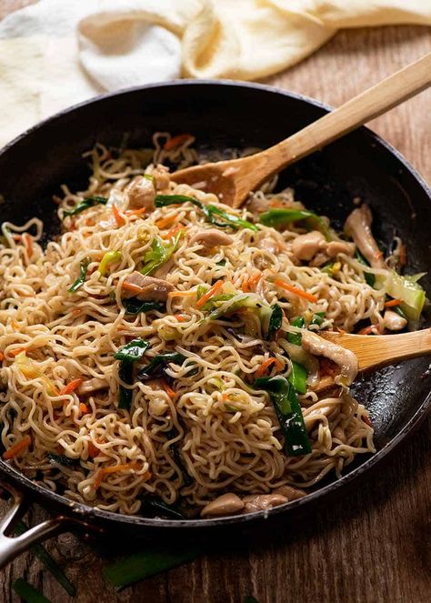 Freshly cooked Easy Chow Mein Recipe in a black skillet, ready to be served. Make Ramen Noodles Better, Ramen Chow Mein, Ramen Lo Mein, Wok Wednesday, Easy Chow Mein, Easy Chow Mein Recipe, Tuna Mousse, Tin Eats, Ramen Dinner