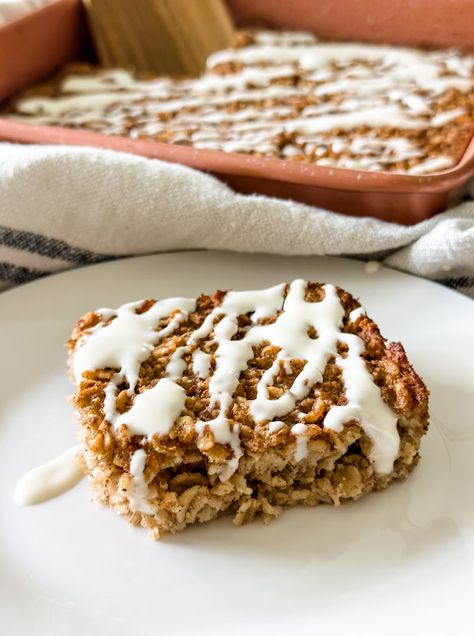 Cinnamon Roll Baked Oatmeal Bake Cinnamon Roll Baked Oatmeal, Pound Dropper, Oatmeal Bake, Cinnamon Roll Bake, Recipe Builder, Breakfast Oatmeal, Baked Oatmeal Recipes, Warm Breakfast, Ww Desserts