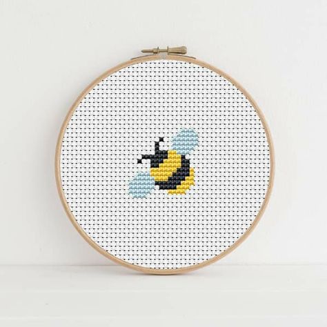 Bee Cross Stitch Pattern Free, Bee Cross Stitch Pattern, Bee Cross Stitch, Cross Stitch Pattern Free, Stitch Flowers, Cross Stitches, Stitch Art, Cross Stitch Patterns Free, Stitching Art