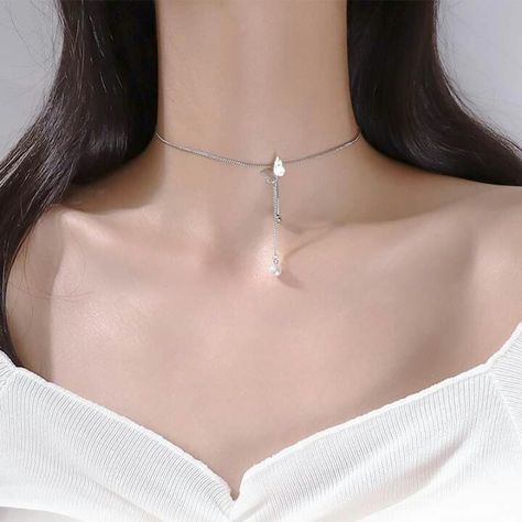 Neck Asethic, Defined Collar Bone, Pretty Collarbone, Accessories Aesthetic, Pretty Jewelry Necklaces, Neck Accessories, Ornament Ideas, Piercing Ring, Collar Bone