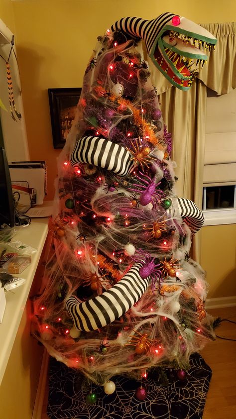 Diy Nightmare Before Christmas Tree, Sandworm Diy, Beetlejuice Tree, Beetlejuice Christmas Tree, Beetlejuice Christmas, Beetlejuice Decor, Mayor Of Halloween Town, Diy Nightmare Before Christmas, Unique Christmas Trees Themes