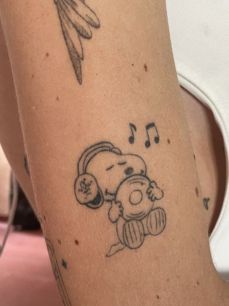 Snoopy Tattoo, Browning Tattoo, Bestie Tattoo, Funky Tattoos, Doodle Tattoo, Cute Tiny Tattoos, Tatuaje A Color, Cute Small Tattoos, Subtle Tattoos