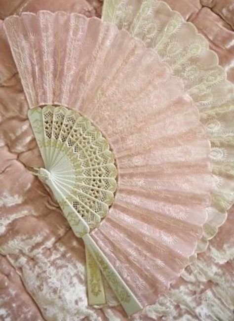 Vintage Fans, Princess Aesthetic, Hand Held Fan, Antique Pink, Chatelaine, Noragami, Everything Pink, Foto Inspiration, Marie Antoinette