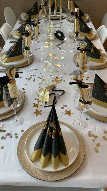 Happy New Year Table Decoration, New Years Eve Decorations Ideas Diy, New Year Eve Decorations Ideas, Christmas Eve Table Decorations, New Year’s Eve Decoration, Decoracion Happy New Year, Table Nouvel An Decoration, Nye Centerpiece Ideas, New Year’s Eve Table Decor Party