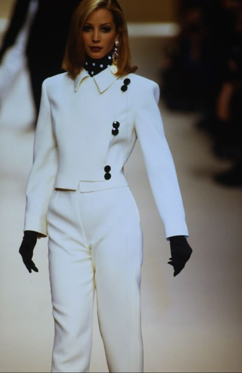 Valentino Runway, 90s Runway Fashion, Runway Fashion Couture, 90s Runway, Women's Shoes Accessories, Woman Suit Fashion, Christy Turlington, 90s Fashion Outfits, Sanya