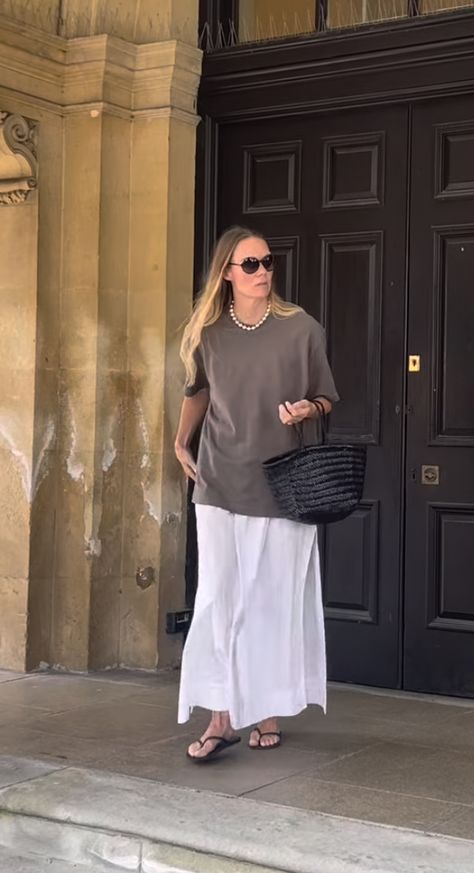 Casual Maternity Outfits, White Skirt Outfits, Dress And Sneakers Outfit, Oversize Tshirt Outfits, Casual Maternity, Couture Details, Weekend Outfit, Tshirt Outfits, Cool Street Fashion