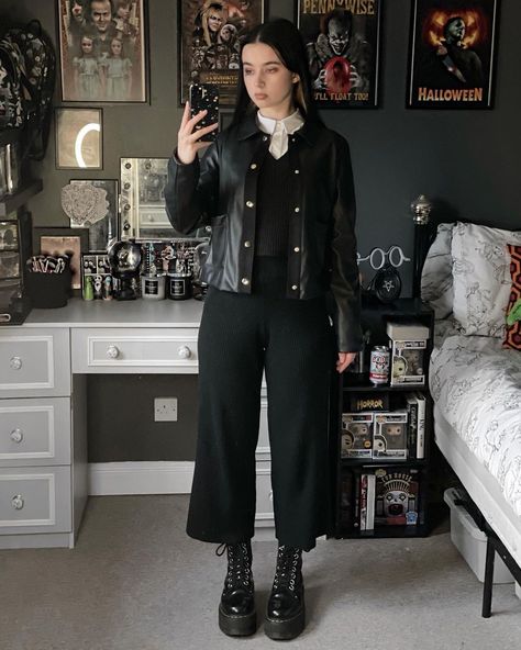 Gen Z Goth Fashion, Dark Semi Formal Outfit, Dark Monochrome Outfit, Grunge All Black Outfit, Alternative Job Interview Outfit, Business Punk Outfit, Thanksgiving Outfit Alt, Sarah Bailey Outfits, How To Style Creepers