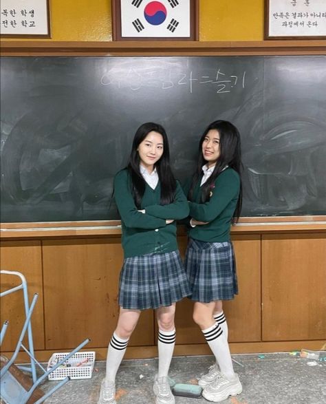 High School Uniform, All Of Us Are Dead, Uniform Dress, Korean Drama Best, Kdrama Actors, All Of Us, Korean Outfits, Korean Girl, بلاك بينك