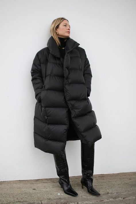 Duvet Coat, Quilted Coats, Black Puffer Coat, Coat Trends, Cozy Coats, Coat Outfit, Puffy Coat, Dot Skirt, Black Puffer