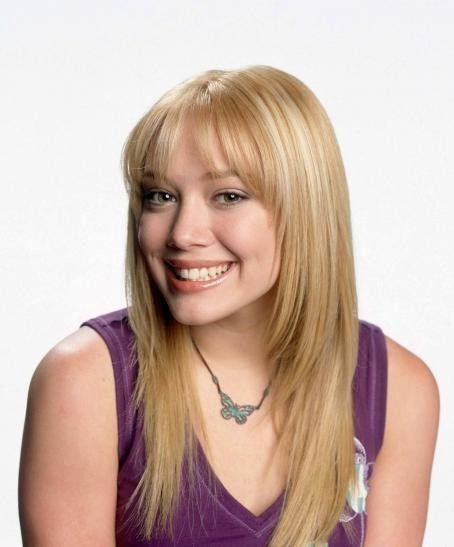 Hilary Duff Bangs, Lizzie Mcguire Hair, 00s Hairstyles, 00s Hair, Hilary Duff Hair, 2000s Hair, Edgy Hair Color, Strawberry Blonde Hair Color, Layered Hair With Bangs