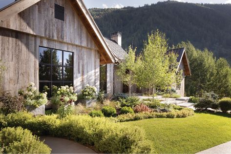 Aspen Colorado Homes Exterior, Aspen Homes Exterior, Colorado Exterior Homes, Modern Farmhouse Landscape Design, Modern Farmhouse Gardens, Colorado Mountain Landscaping Ideas, Aspen House Exterior, Mountain Modern Landscaping, Mountain House Landscaping