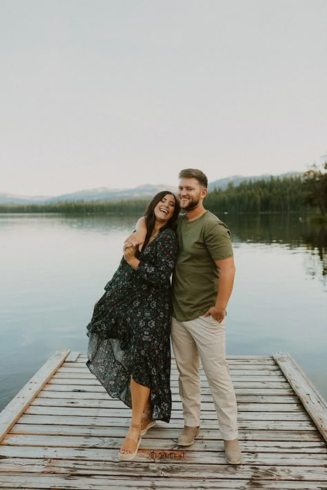 Couples Lake Photoshoot Outfits, Lake House Family Photoshoot, Dock Couples Photoshoot, Lake Engagement Pictures Summer, Dock Photoshoot Couple, Boat Dock Photoshoot, Dock Engagement Photos, Engagement Photos Lakeside, Lake Dock Photoshoot