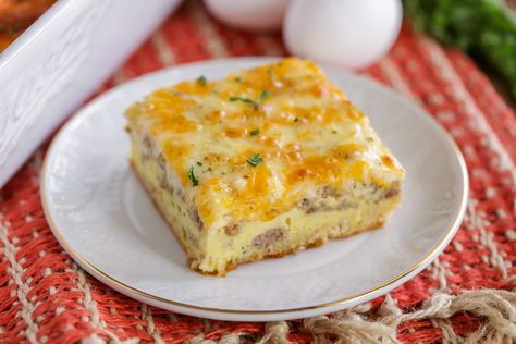 Crescent roll breakfast casserole is savory and cheesy. It is easy to assemble and bakes in under 30 minutes! Breakfast Casserole Crescent Roll, Breakfast Casserole With Crescent, Cresent Roll Breakfast, Breakfast Casserole With Crescent Rolls, Casserole With Crescent Rolls, Easter Brunch Casserole, Crescent Roll Breakfast, Strata Recipes Breakfast, Easter Brunch Ideas