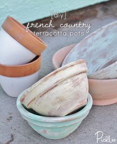 DIY terracotta pots-chalk-paint-french-country #chalkyfinish Terracotta Pot Paint, Diy Shabby Chic, Shabby Chic Decor Diy, Paint Pots, Painted Terracotta, Country Diy, Decor Shabby Chic, Cheap Crafts, Shabby Chic Bedrooms