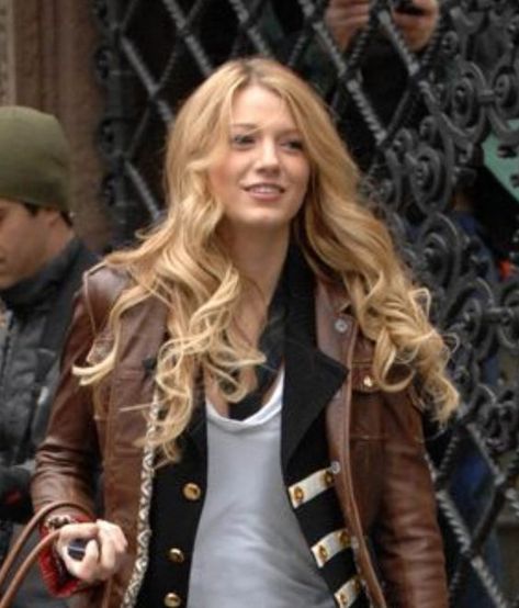 Selena Van Der Woodsen Hair, Blake Lively Dark Hair, Serina Vanderwudson, Serena Van Der Woodsen Hair, Serena Hair, Gossip Girl Serena, Blair And Serena, Gossip Girl Aesthetic, Serena Van Der