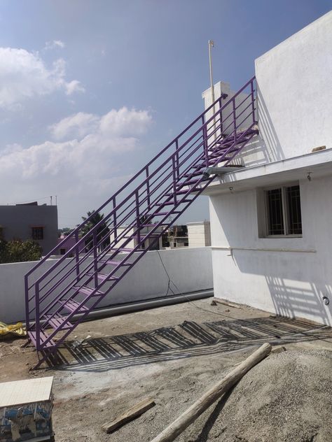 Iron Stairs For Terrace, Stears Steps Design, Staircase Design Iron, Ladder Staircase, Terrace Stairs, Roof Stairs, Aa Steps, Iron Ladder, Modern Steel Gate Design