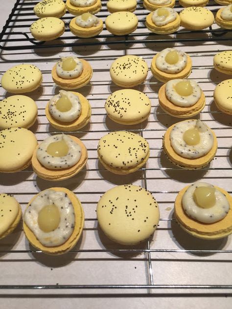 Lemon Poppyseed Macarons, Macaron Inspiration, Macarons Flavors, Macaron Ideas, French Macaroon Recipes, Bbq Desserts, Macaron Filling, Macaron Flavors, Lemon Curd Recipe