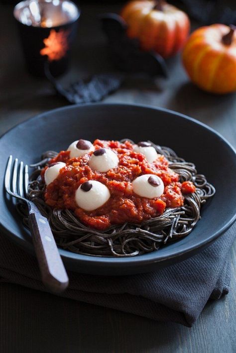 Eyeball Pasta Halloween, Eyeball Halloween Food, Halloween Pasta Recipes, Halloween Pasta Ideas, Eyeball Pasta, Halloween Meals For Party, Eyeball Food, Halloween Themed Food Dinner, Halloween Food For Party Dinners