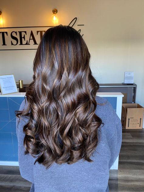 Curly medium dark brown hair with caramel highlights Curls For Prom Medium Hair, Curled Hair For Graduation, Confirmation Hairstyles Straight Hair, Wedding Hairstyles Medium Length Curls, Curled Hair For Medium Hair, Curled Hair For Long Hair, Curly Hair With Straight Ends, Curls In Medium Length Hair, Graduation Hair Medium Length