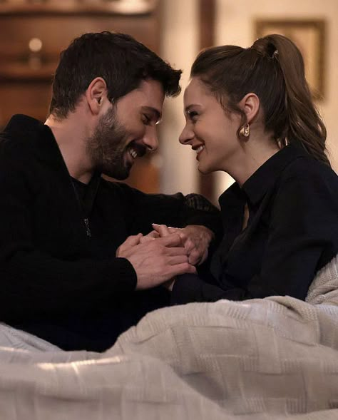 Hudutsuz Sevda Halzey, Hande Erçel And Kerem Bursin, Hudutsuz Sevda, Turkish Shows, Me Against The World, Drama Tv Shows, Turkish Dramas, Turkish Film, Fairytale Photography