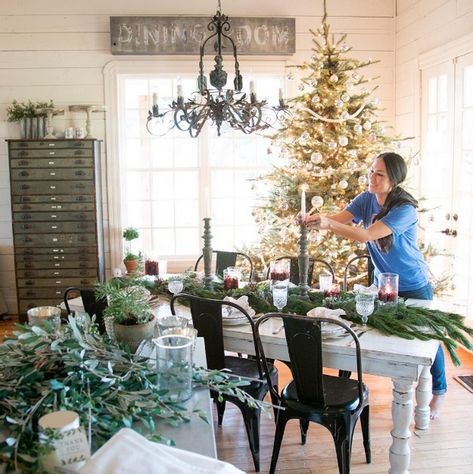 13 Christmas Decorating Ideas to Steal From Joanna Gaines Joanna Gaines Christmas Decor, Joanna Gaines Christmas, Joanna Gaines Design, Joanne Gaines, Joanna Gaines Farmhouse, Classic Holiday Decor, Chip Gaines, Holiday Chaos, Chic Dining Room