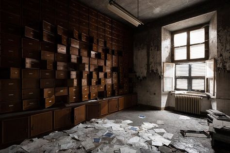 Haunting photographs of abandoned hospitals Old Abandoned Buildings, Mental Asylum, Derelict Buildings, Abandoned Asylums, Abandoned Hospital, Secret Location, Mental Hospital, Italy Photo, Abandoned Buildings