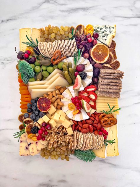 FESTIVE VEGETARIAN Festive Grazing Table, Charcuterie Board Ideas Vegetarian, Vegetarian Grazing Board, Dessert Grazing Platter, Vegetarian Charcuterie Board Ideas, Charcuterie Board Vegetarian, Veggie Charcuterie, Vegetarian Charcuterie Board, Vegetarian Charcuterie