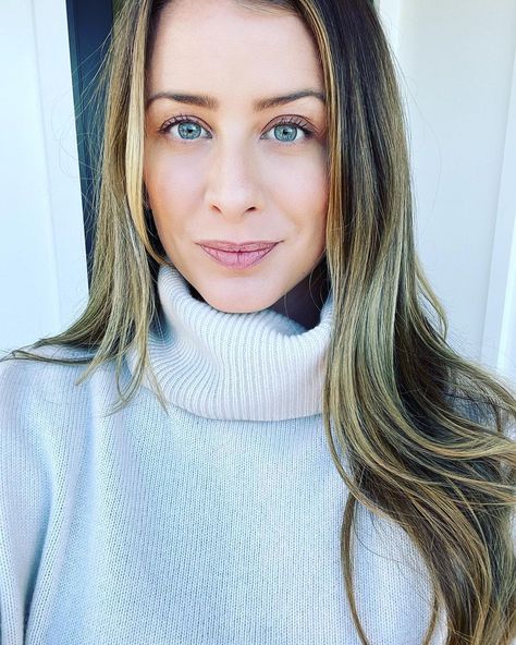 Lo Bosworth on Instagram: “darker hair - u like?” Lo Bosworth, Darker Hair, Hair Updos, Dark Hair, Up Hairstyles, Hair Makeup, Hair Color, Hair Cuts, Turtle Neck