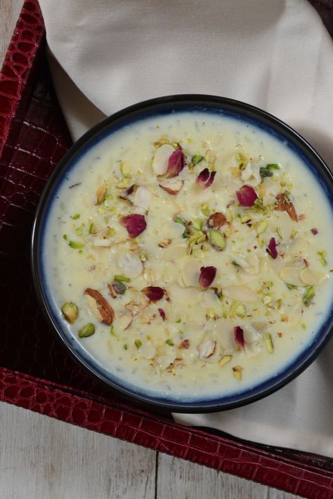 Chawal Ki Kheer is a milk based sweet and this rich, creamy dish is the perfect way to finish the meal. The ingredients are usually available in most kitchens. Sabudana Kheer, Phirni Recipe, Payasam Recipe, Indian Rice Pudding, Rice Kheer, Kheer Recipe, Indian Rice, Indian Dessert Recipes, Filipino Food