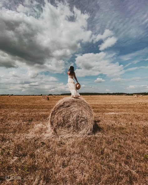 Hay Bale Photoshoot Picture Ideas, Haybale Photoshoot, Wheat Field Photos, Farm Senior Pictures, Western Photo Shoots, Creative Photography Projects, Western Photo, Outdoor Family Photography, Self Photography