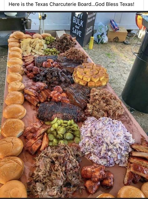 Bbq Platter, Bbq Party Food, Charcuterie And Cheese Board, Charcuterie Recipes, Buffet Food, Bbq Party, Food Platters, Bbq Recipes, Outdoor Kitchen Design