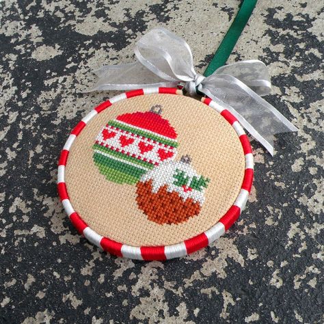 Ornamento natalizio a punto croce schema punto croce - Etsy Italia Christmas Craft Projects, Xmas Cross Stitch, Stitch Gift, Cross Stitch Christmas Ornaments, Embroidery Christmas, Christmas Ornament Pattern, Needlepoint Patterns, Cross Stitch Patterns Christmas, Christmas Embroidery